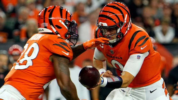 Cincinnati Bengals quarterback Joe Burrow (9) hands the ball to Cincinnati Bengals running back Joe Mixon (28) in the first quarter during a Week 4 NFL football game against the Jacksonville Jaguars, Thursday, Sept. 30, 2021, at Paul Brown Stadium in Cincinnati.

Jacksonville Jaguars At Cincinnati Bengals Sept 30